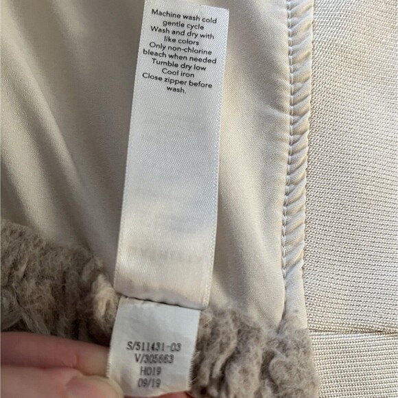 Athleta Hoodie Jacket Women’s M Triumph Luxe Shine Pearl Cream 511431 Faux Fur - Picture 10 of 11